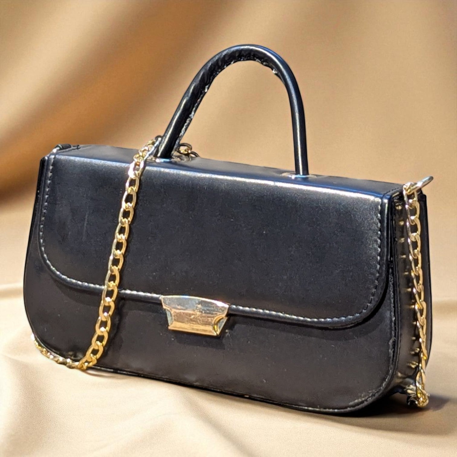 Aura Chain Black Crossbody